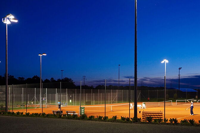 Éclairer les courts de tennis