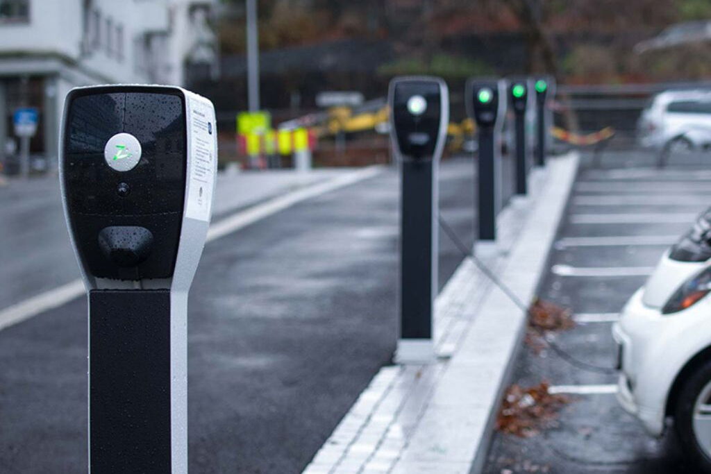 Stations de recharge pour voitures électriques dans les garages